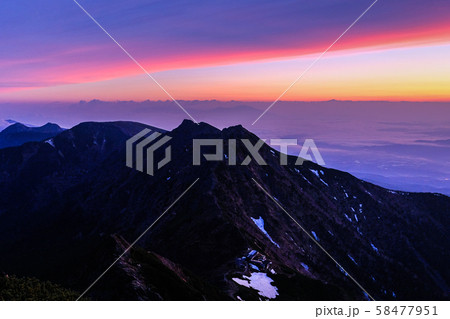 春の八ヶ岳登山：赤岳山頂の夜明け （横岳・硫黄岳・天狗岳を望む） 58477951