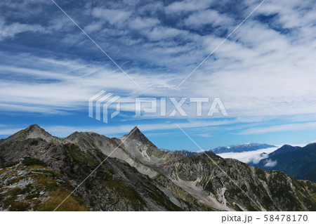 北アルプス 槍穂高連峰 中岳南岳縦走路からの風景 中岳大喰岳越しに槍ヶ岳を望む 北アルプス 槍穂高連峰 中岳南岳縦走路からの風景 中岳大喰岳越しに槍ヶ岳を望む 58478170