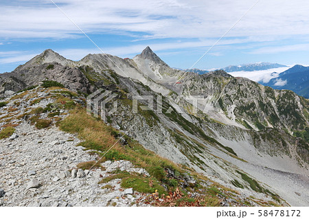 北アルプス 槍穂高連峰 中岳南岳縦走路からの風景 中岳大喰岳越しに槍ヶ岳を望む 北アルプス 槍穂高連峰 中岳南岳縦走路からの風景 中岳大喰岳越しに槍ヶ岳を望む 58478172