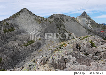 北アルプス 槍穂高連峰 中岳南岳縦走路からの風景 中岳大喰岳越しに槍ヶ岳を望むの写真素材 [58478174] - PIXTA