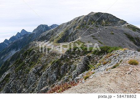北アルプス　槍穂高連峰　中岳南岳縦走路の風景　南岳への登り 58478802