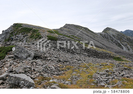 北アルプス 槍穂高連峰 中岳南岳縦走路の風景 南岳への登り 北アルプス 槍穂高連峰 中岳南岳縦走路の風景 南岳への登り 58478806