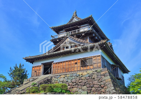 【福井県】晴天下の新緑の丸岡城 58478858