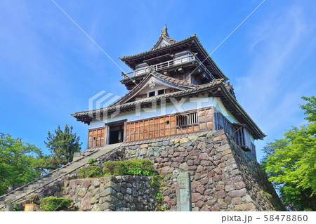 【福井県】晴天下の新緑の丸岡城 58478860