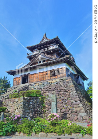 【福井県】晴天下の新緑の丸岡城 【福井県】晴天下の新緑の丸岡城 58478861
