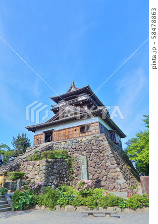 【福井県】晴天下の新緑の丸岡城 58478863