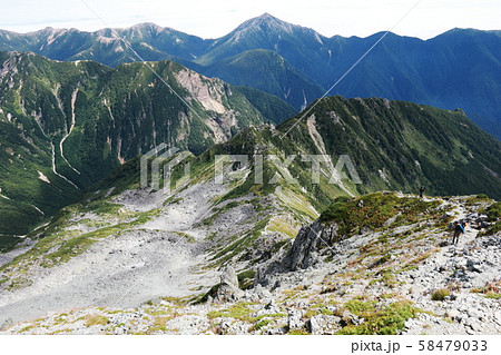 北アルプス　槍穂高連峰　中岳南岳縦走路からの風景　天狗原、氷河公園越しの　常念岳大天井岳遠景 58479033