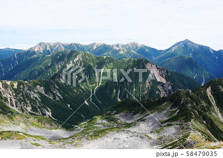 北アルプス　槍穂高連峰　中岳南岳縦走路からの風景　天狗原、氷河公園越しの　常念岳大天井岳遠景 58479035