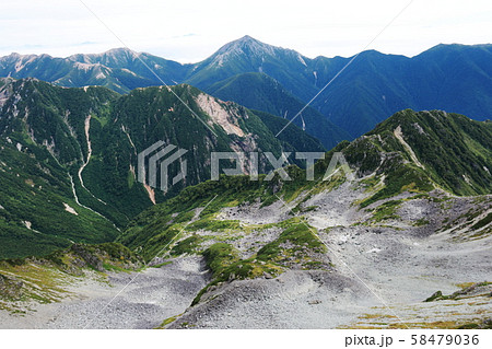 北アルプス　槍穂高連峰　中岳南岳縦走路からの風景　天狗原、氷河公園越しの　常念岳遠景 58479036