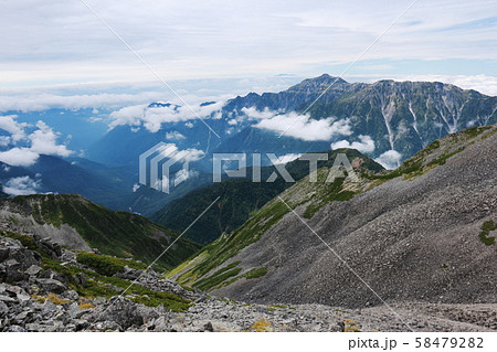 北アルプス　槍穂高連峰　中岳南岳縦走路からの風景　笠ヶ岳 58479282