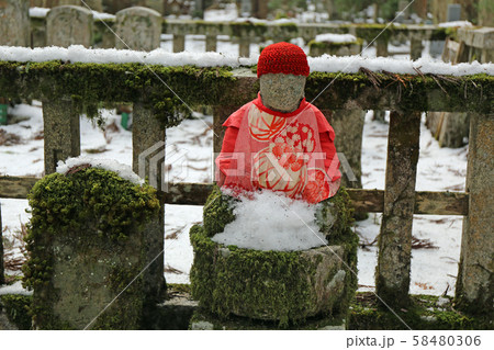 雪の高野山参道 58480306