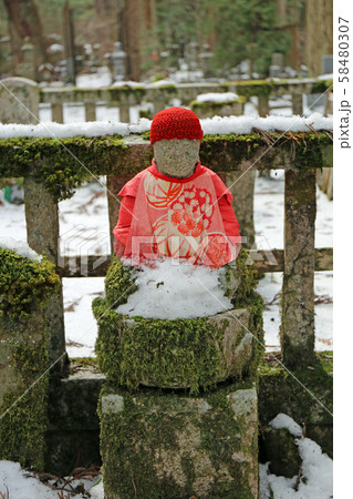 雪の高野山参道 雪の高野山参道 58480307