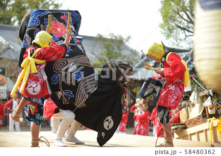 秋祭り 獅子舞とお面をつけた囃子子の踊り 秋祭り 獅子舞とお面をつけた囃子子の踊り 58480362