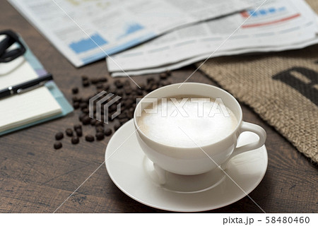 カフェラテを飲みながら読書や書き物 カフェラテを飲みながら読書や書き物 58480460