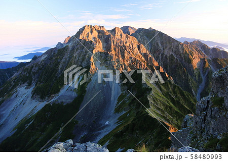 北アルプス　槍穂高連峰大キレット縦走　南岳獅子鼻からの景色　夕陽に映える大キレ縦走路と北穂高岳 58480993