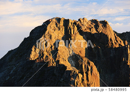 北アルプス　槍穂高連峰大キレット縦走　南岳獅子鼻からの景色　夕陽に映える大キレ縦走路と北穂高岳 58480995