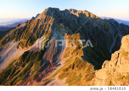 北アルプス　槍穂高連峰大キレット縦走　南岳獅子鼻からの景色　朝陽に映える大キレット縦走路と北穂高岳 58481010