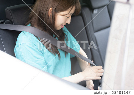 シートベルト 後部座席 安全 命 守る 女性の写真素材