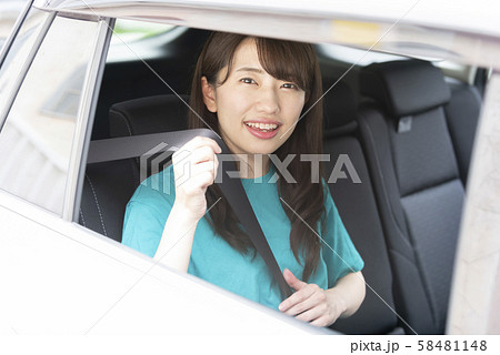 シートベルト 後部座席 安全 命 守る 女性の写真素材