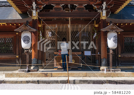 京都 今宮神社 参拝する女性 京都 今宮神社 参拝する女性 58481220