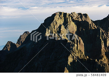 北アルプス　槍穂高連峰大キレット縦走　南岳獅子鼻からの景色　大キレット縦走路と北穂高岳 58481409