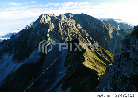 北アルプス 槍穂高連峰大キレット縦走 南岳獅子鼻からの景色 大キレット縦走路と穂高連峰の写真素材