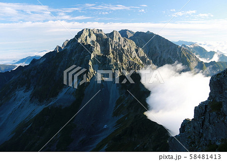北アルプス　槍穂高連峰大キレット縦走　南岳獅子鼻からの景色　大キレット縦走路と北穂高岳 58481413