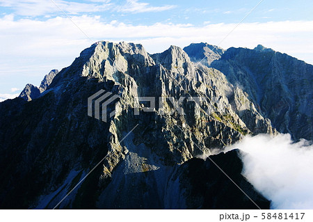 北アルプス 槍穂高連峰大キレット縦走 南岳獅子鼻からの景色 大キレット縦走路と北穂高岳 奥穂高岳遠景の写真素材