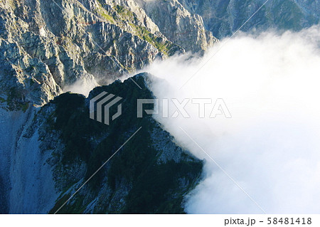 北アルプス　槍穂高連峰大キレット縦走　南岳獅子鼻からの景色　大キレット長谷川ピーク 58481418