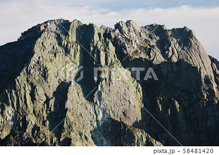 北アルプス　槍穂高連峰大キレット縦走　南岳獅子鼻からの景色　大キレット縦走路と北穂高岳 58481420