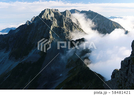 北アルプス　槍穂高連峰大キレット縦走　南岳獅子鼻からの景色　大キレット縦走路と北穂高岳 58481421