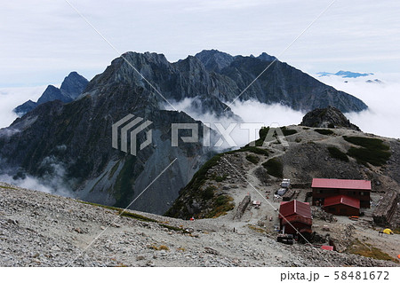 北アルプス　南岳山頂からの風景　南岳小屋越しに北穂高岳、前穂高岳、奥穂高岳を望む 58481672