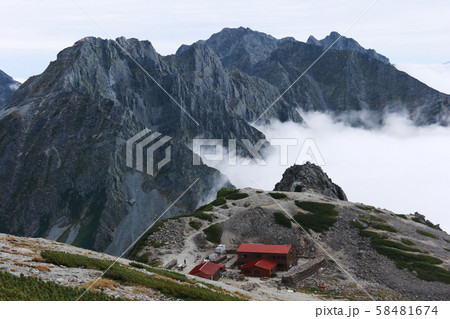 北アルプス 南岳山頂からの風景 南岳小屋越しに北穂高岳、前穂高岳、奥穂高岳を望む 北アルプス 南岳山頂からの風景 南岳小屋越しに北穂高岳、前穂高岳、奥穂高岳を望む 58481674