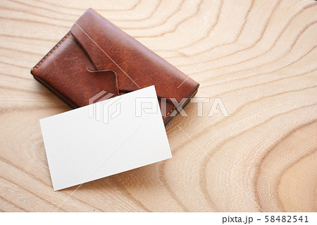 卓上のビジネスカード（合成用） 58482541