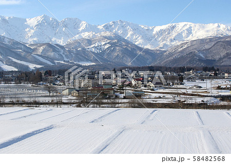 冬の白馬村と白馬連峰 58482568