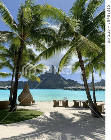 ボラボラ島の海も山と白い砂浜 58483315