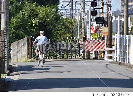自転車に乗るシニア 自転車に乗るシニア 58483418
