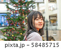 クリスマスツリーのそばで 58485715