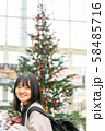 クリスマスツリーのそばで 58485716