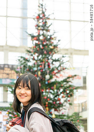 クリスマスツリーのそばで 58485716
