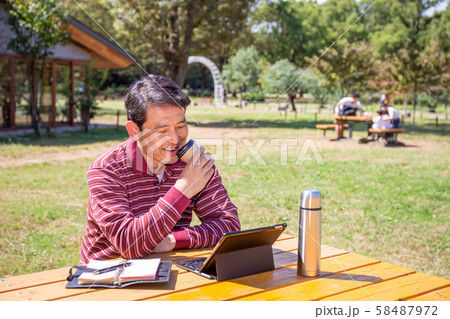 晴れた公園でテレワーク 晴れた公園でテレワーク 58487972