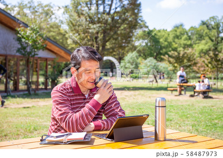 晴れた公園でテレワーク 晴れた公園でテレワーク 58487973