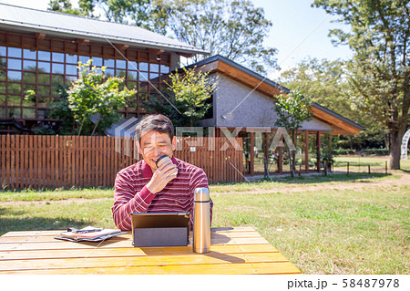 晴れた公園でテレワーク 晴れた公園でテレワーク 58487978