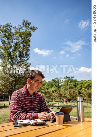 晴れた公園でテレワーク 晴れた公園でテレワーク 58488005