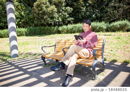 晴れた公園で読書 晴れた公園で読書 58488020