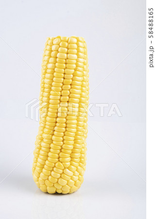 fresh raw sweet corn on the cob kernels 58488165