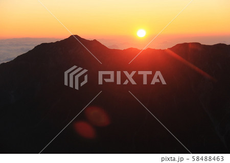 北アルプス　槍穂高大キレット縦走　南岳からの風景　夕陽と笠ヶ岳 58488463