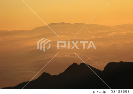 タイトル	北アルプス　槍穂高大キレット縦走　南岳からの風景　夕焼けに煙る白山 58488693