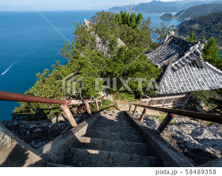 伊豆半島 雲見浅間神社の頂上へ続く階段と駿河湾の風景 伊豆半島 雲見浅間神社の頂上へ続く階段と駿河湾の風景 58489358
