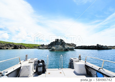 宮古島のダイビング　船上　（Diving on Ship Board） 58490742